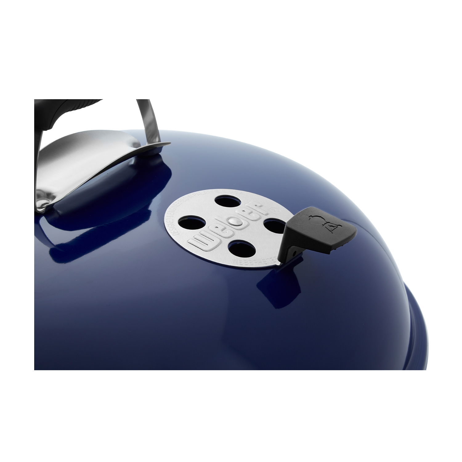 Un coperchio blu per griglia Weber con sfiato. Il coperchio è parzialmente aperto, mostrando il logo Weber.