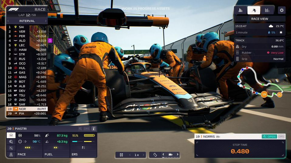 Formel-1-Rennszene mit einem Auto, das während eines Boxenstopps bearbeitet wird, und Renndaten.