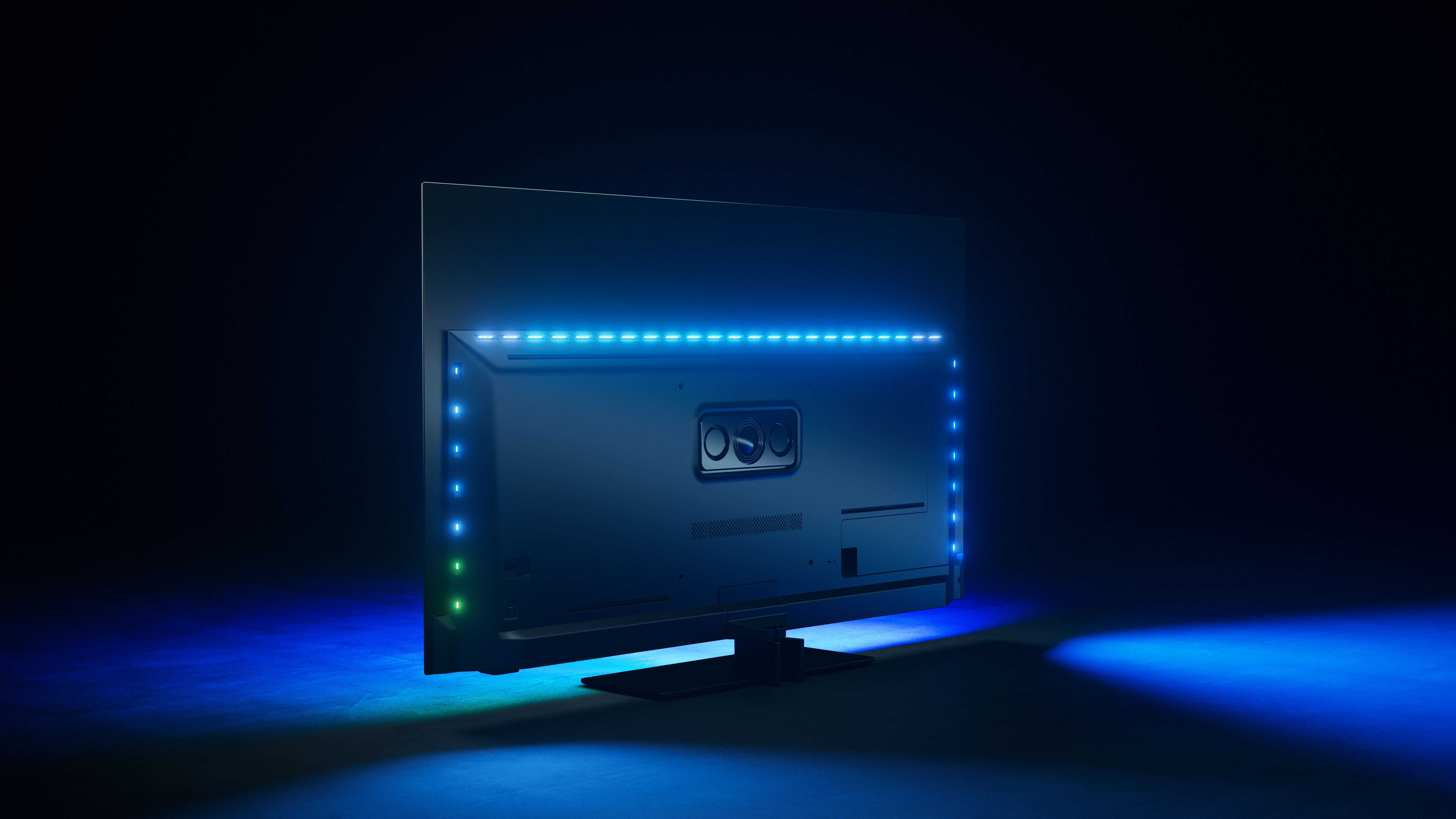 Die Rückseite eines Fernsehers mit blauen und grünen Lichtern. Er steht auf einem schwarzen Ständer.