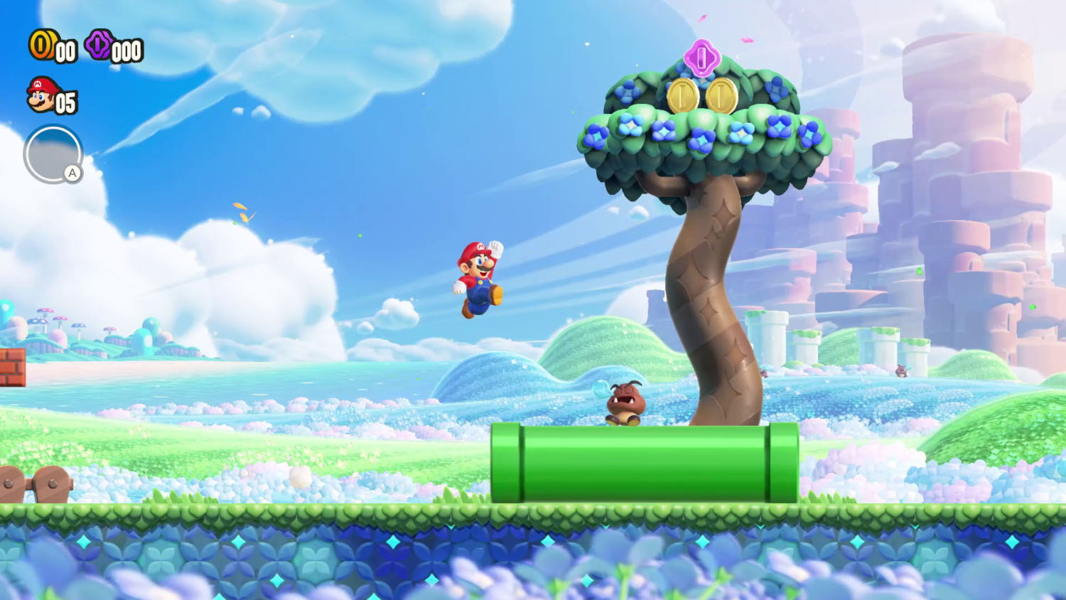 Mario springt over groene pijp. Zonnige lucht, wolken. Groen gras en blauwe achtergrond. Een Goomba is er.