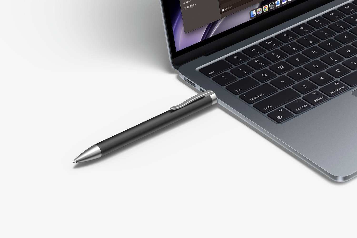 Ein Stift ist mit einem Laptop verbunden. Der Stift ist schwarz, der Laptop silber. Ein weißer Hintergrund.