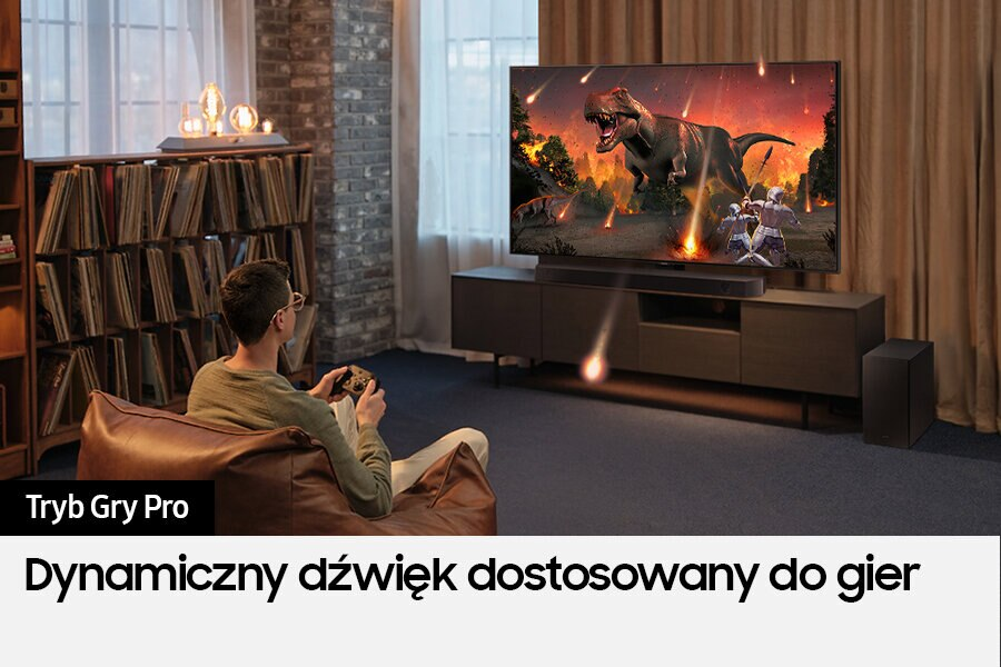 Mężczyzna gra na telewizorze ze sceną z dinozaurami, z tekstem 'Tryb Gry Pro' i 'Dynamiczny dźwięk'.
