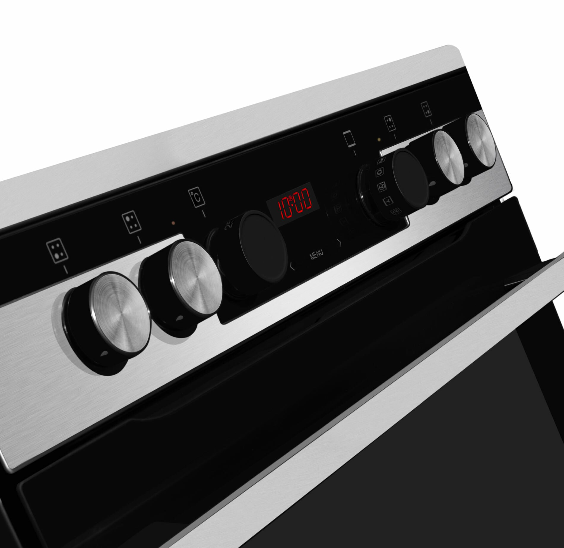 Zbliżenie panelu sterowania piekarnika. Pokrętła, wyświetlacz cyfrowy z czasem i metalicznym wykończeniem.