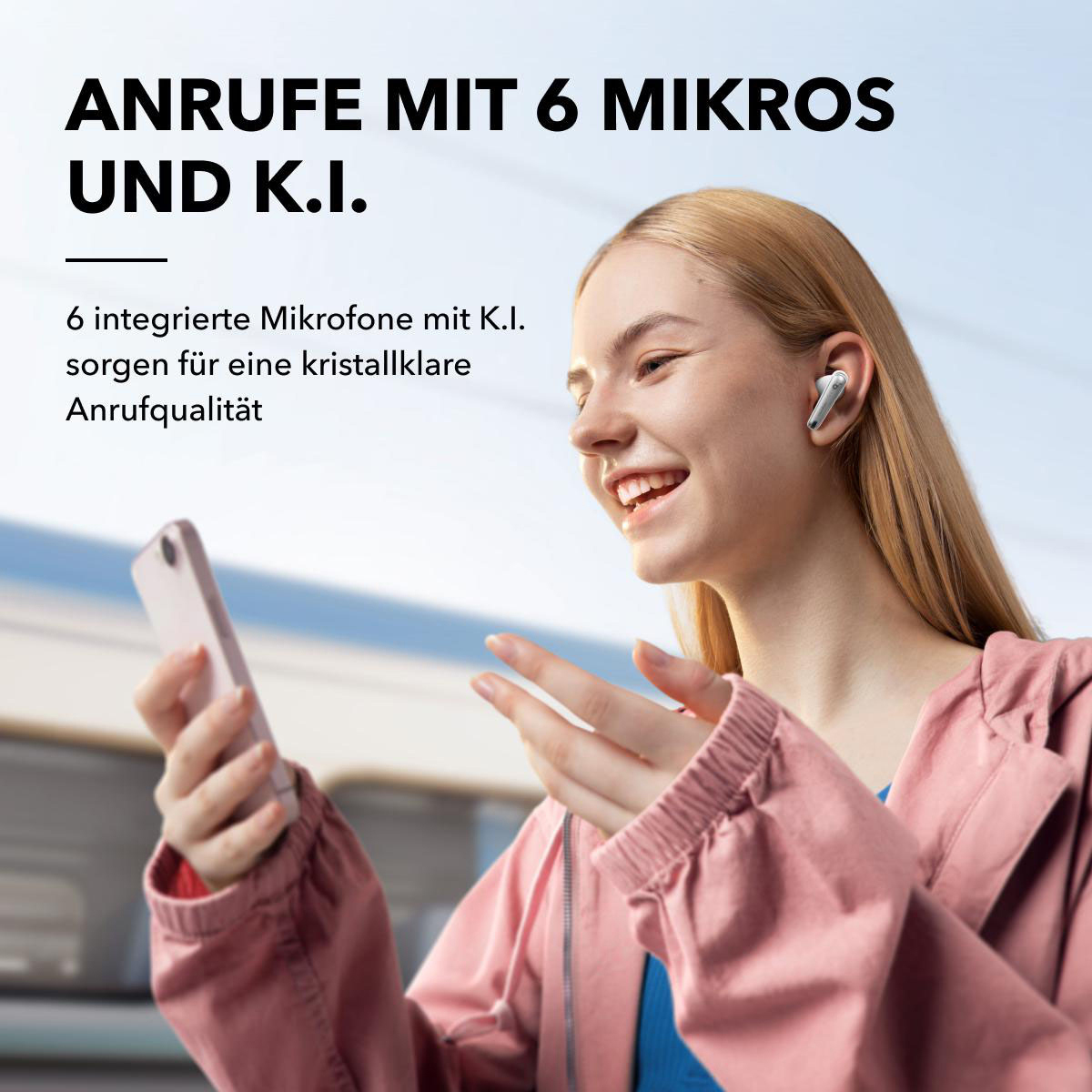 Eine lächelnde Frau mit Ohrhörern, hält ein Telefon. Text: „Anrufe mit 6 Mikros und K.I.“