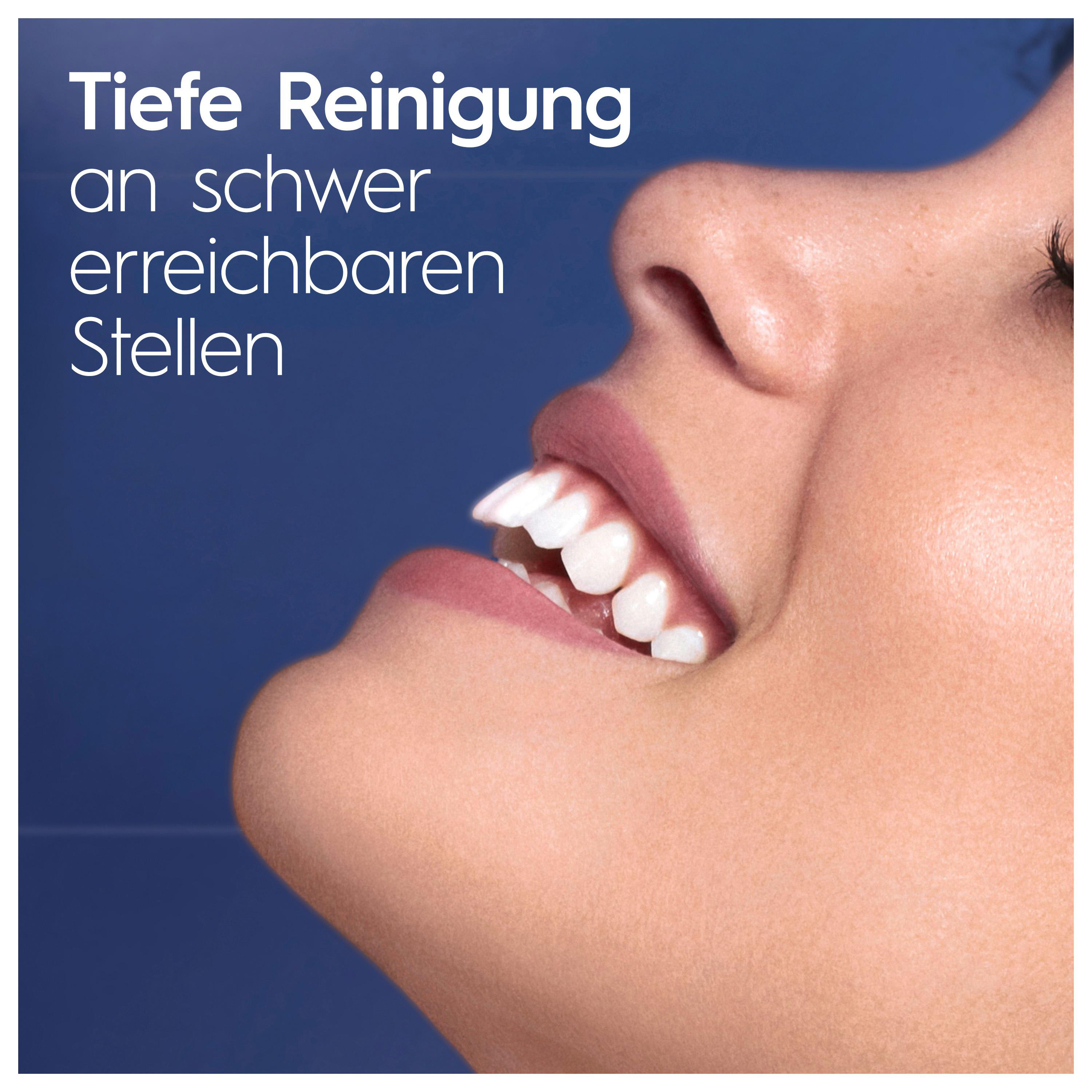 Nahaufnahme des Lächelns einer Frau mit weißen Zähnen. Text-Overlay: Tiefenreinigung an schwer erreichbaren Stellen.