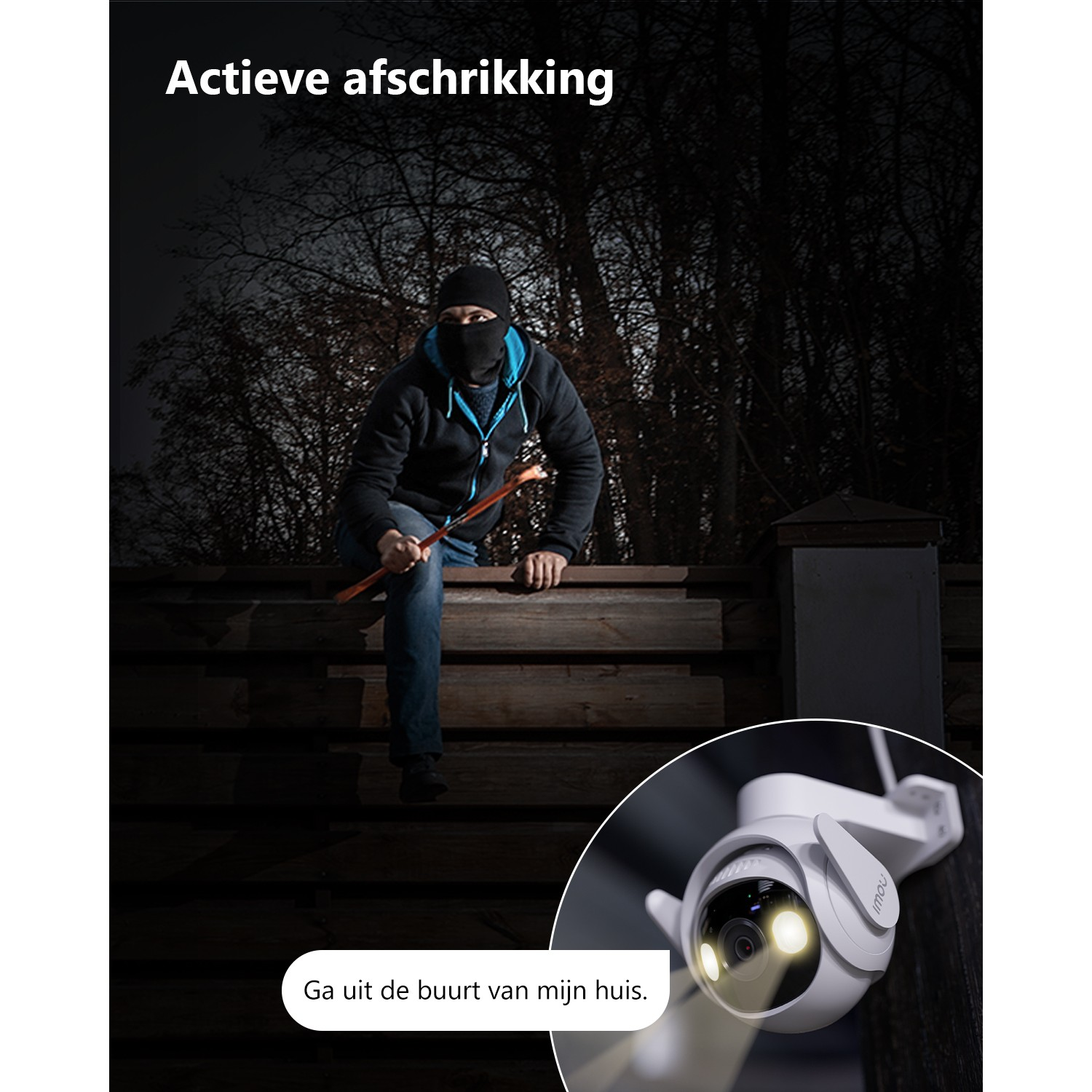 Een inbreker met koevoet op trappen 's nachts. Beveiligingscamera met lichten op de voorgrond.