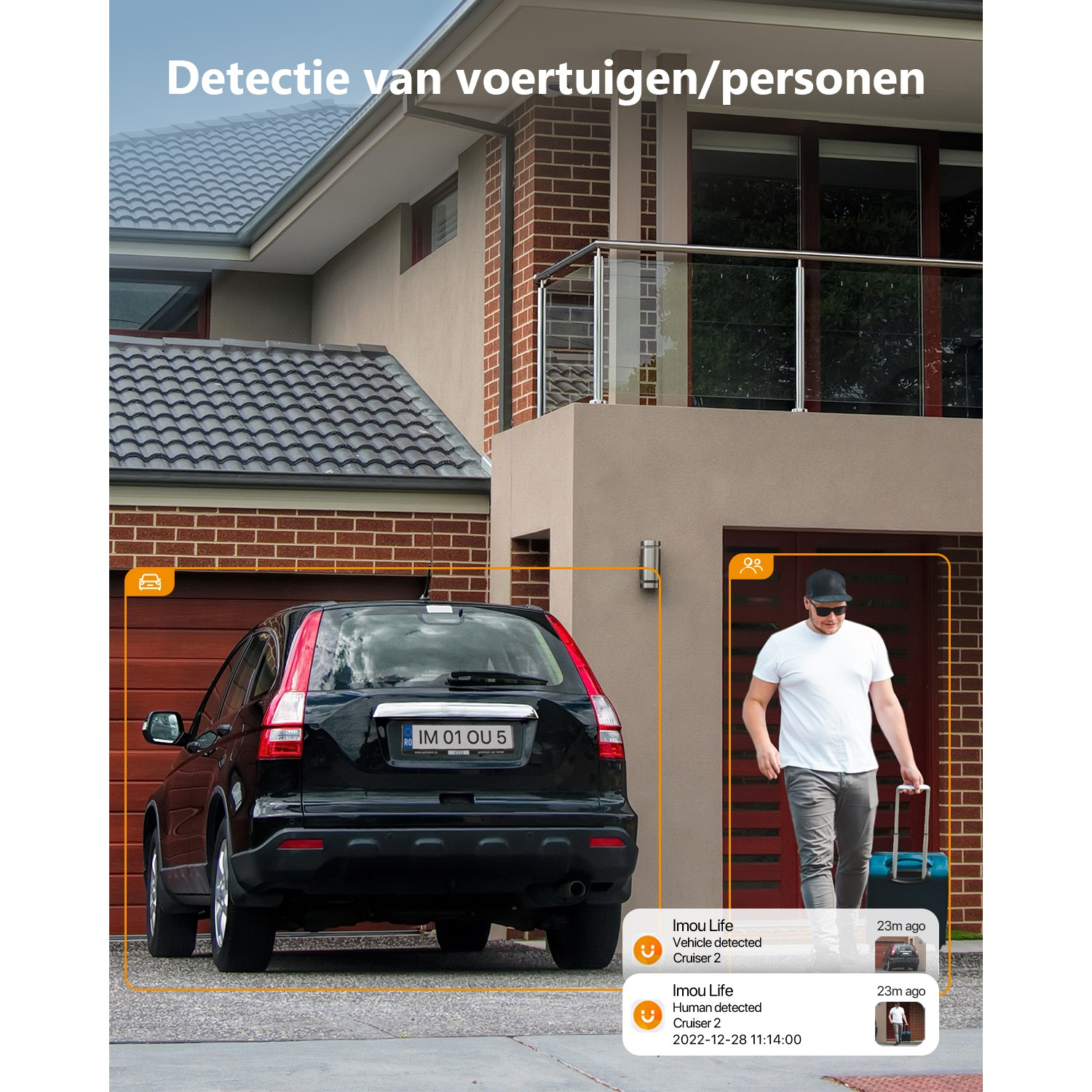 Een zwarte auto voor een huis. Een man loopt rechts met een koffer.