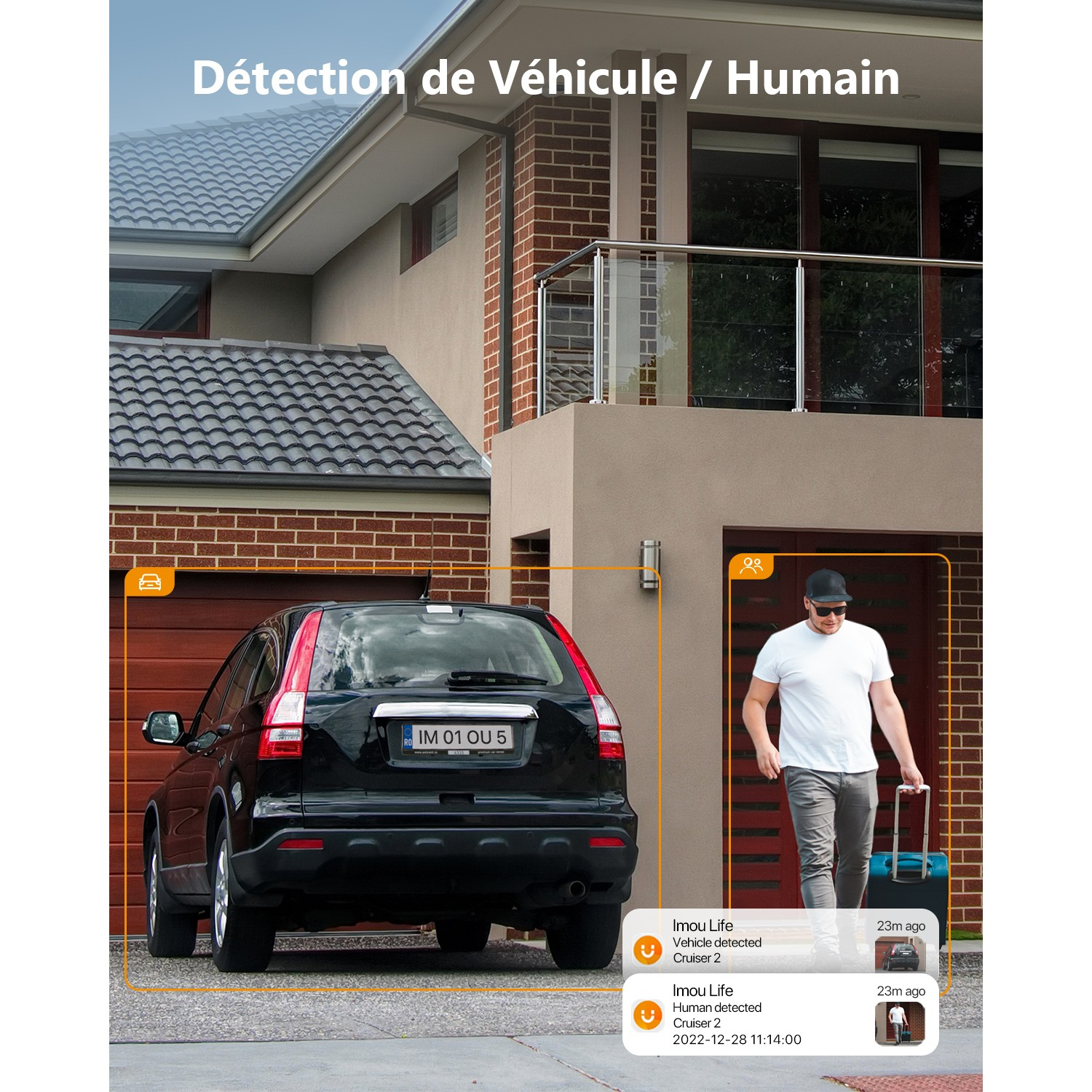 Une vue de caméra de sécurité d'une maison. Une voiture et une personne avec une valise sont dans le cadre.