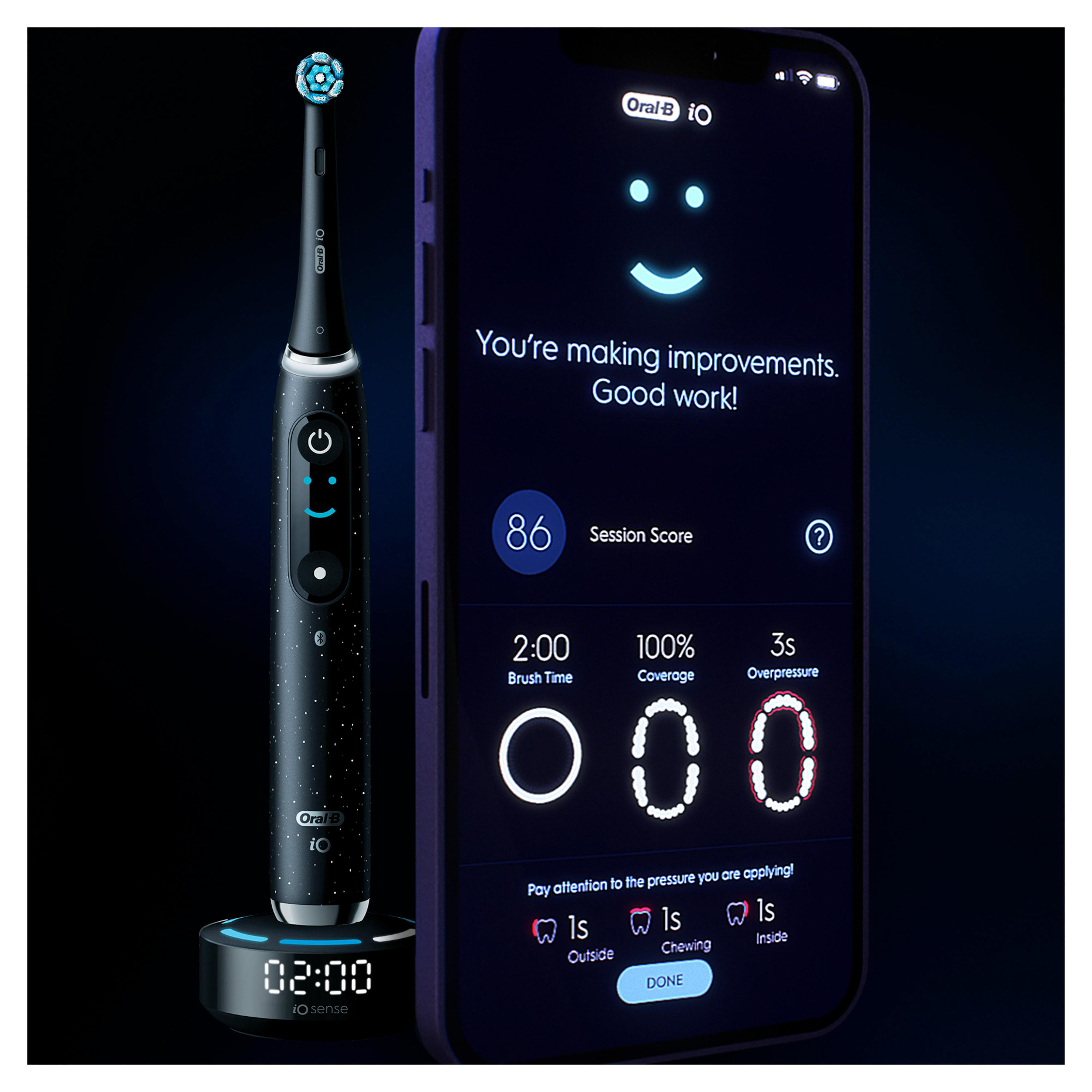 Eine elektrische Zahnbürste der Oral-B iO-Serie und ein Smartphone, das Putzdaten anzeigt. Die Bürste ist auf einem Ladegerät.