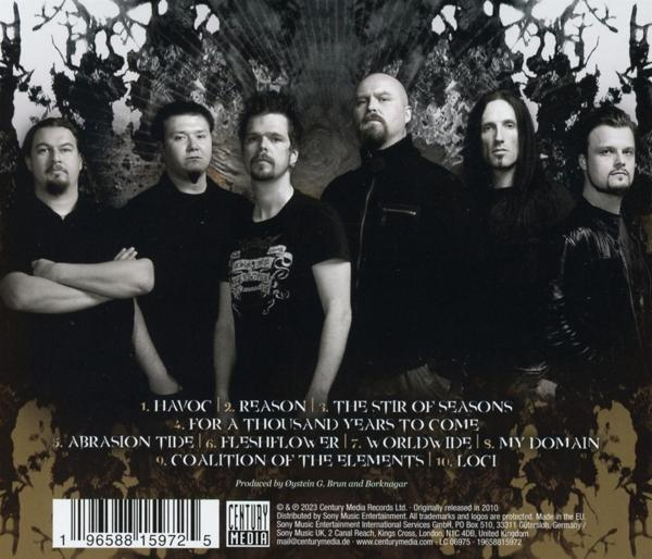 Die Rückseite einer CD. Sechs Männer stehen, darunter eine Titelliste.