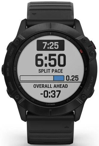 Czarny smartwatch na nadgarstku, wyświetlający czas, tempo międzyczasów i ogólne wskaźniki.