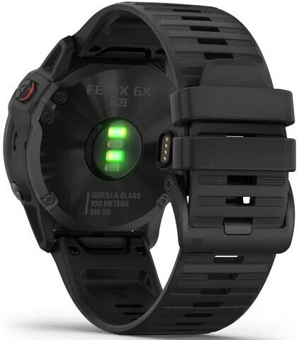 Czarny smartwatch, z zielonym światłem z tyłu.