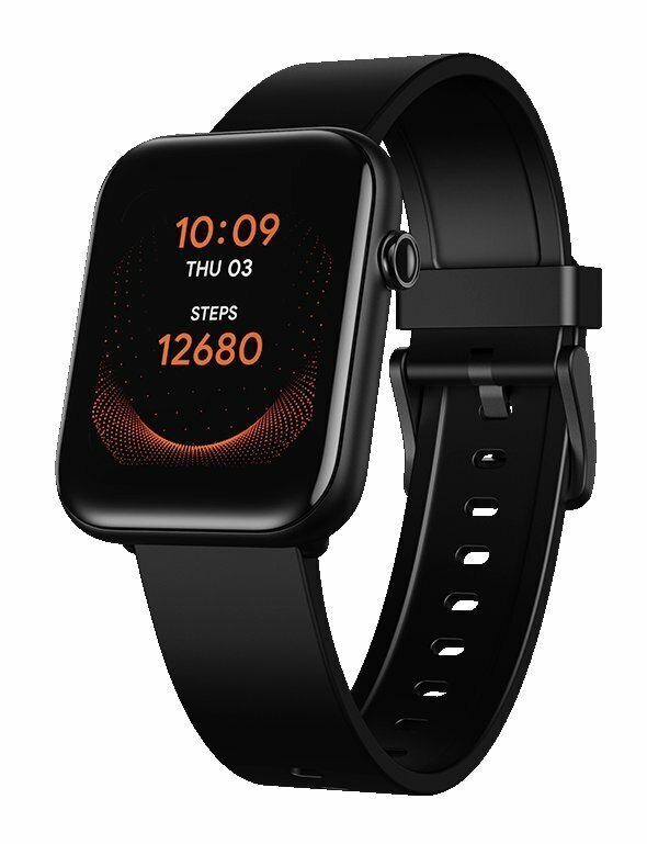Czarny smartwatch pokazujący czas, kroki i wzór tętna.
