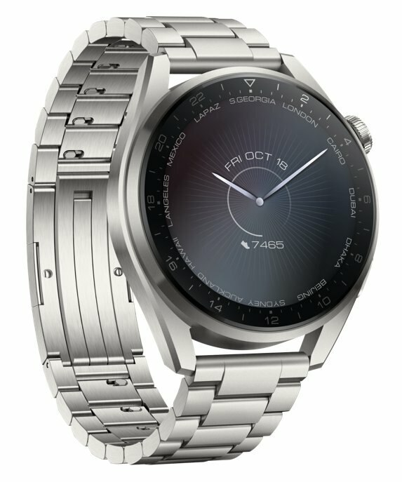 Srebrny smartwatch z metalową bransoletą i ciemną tarczą czasu światowego.