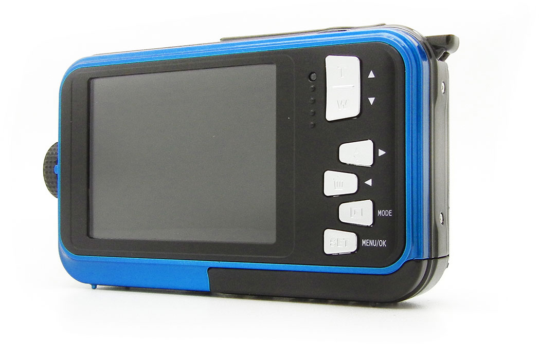 Eine blau-schwarze Digitalkamera. Die Rückseite hat einen Bildschirm und Knöpfe. Weißer Hintergrund.