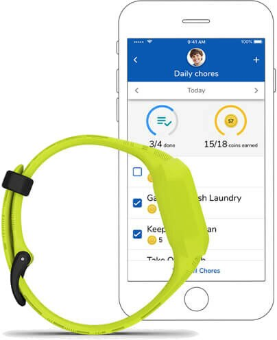 Smartwatch i smartfon z aplikacją do zarządzania zadaniami. Żółty pasek. Białe tło.