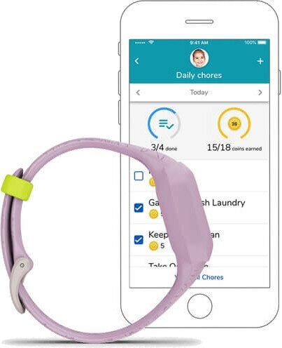 Opaska i telefon. Telefon pokazuje codzienne obowiązki, 3/4 zrobione, ze zdjęciem dziewczyny.