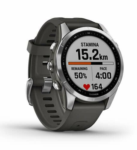 Smartwatch Garmin pokazujący wytrzymałość, pozostałą baterię, tempo i tętno na białym tle.