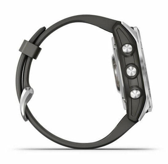 Czarny i srebrny smartwatch, widok z boku, z przyciskami i ciemnym paskiem. Białe tło.