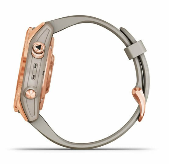 Widok z boku smartwatcha z szarym paskiem i różowo-złotymi akcentami.