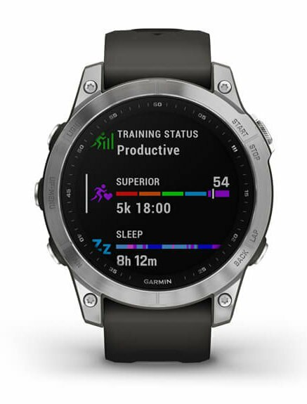 Zegarek Garmin z czarnym paskiem, wyświetlający status treningu i wskaźniki zdrowia. Tło jest białe.