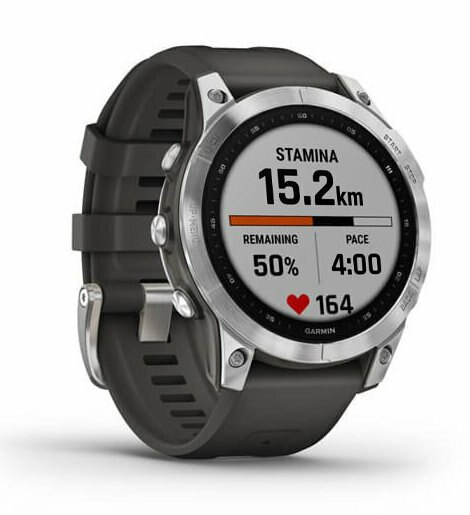 Czarny i srebrny smartwatch Garmin wyświetlający dane treningowe, z czarnym paskiem.