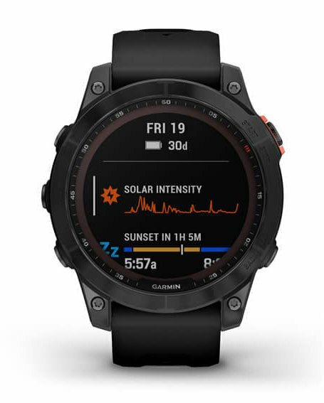 Czarny smartwatch Garmin pokazujący godzinę, datę, żywotność baterii, intensywność słoneczną i czas zachodu słońca.