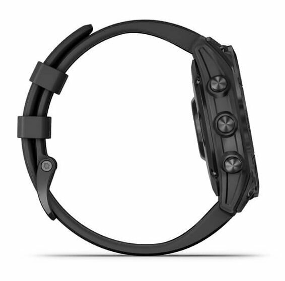 Czarny smartwatch z czarnym paskiem pokazany z boku, na białym tle.