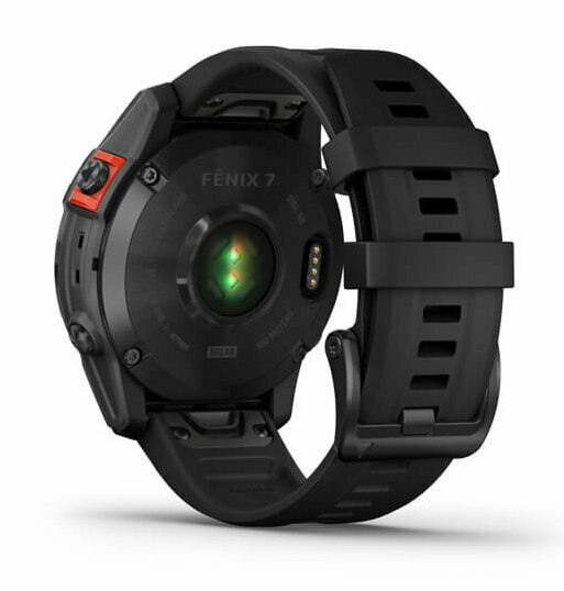 Zbliżenie czarnego smartwatcha, pokazujące tył z czujnikiem tętna i paskiem.