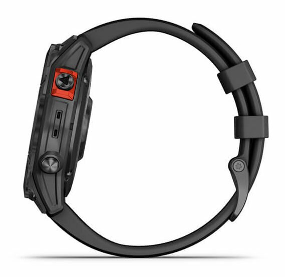 Czarny zegarek Garmin z czerwonym przyciskiem i czarnym paskiem na nadgarstek, widok z boku.