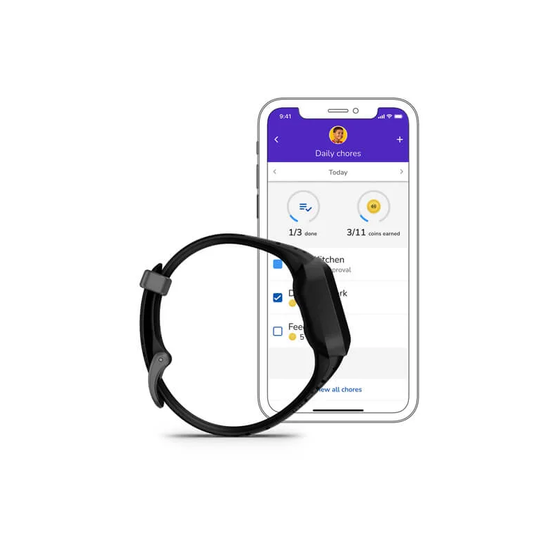 Smartwatch i smartfon. Telefon wyświetla aplikację codziennych zadań.