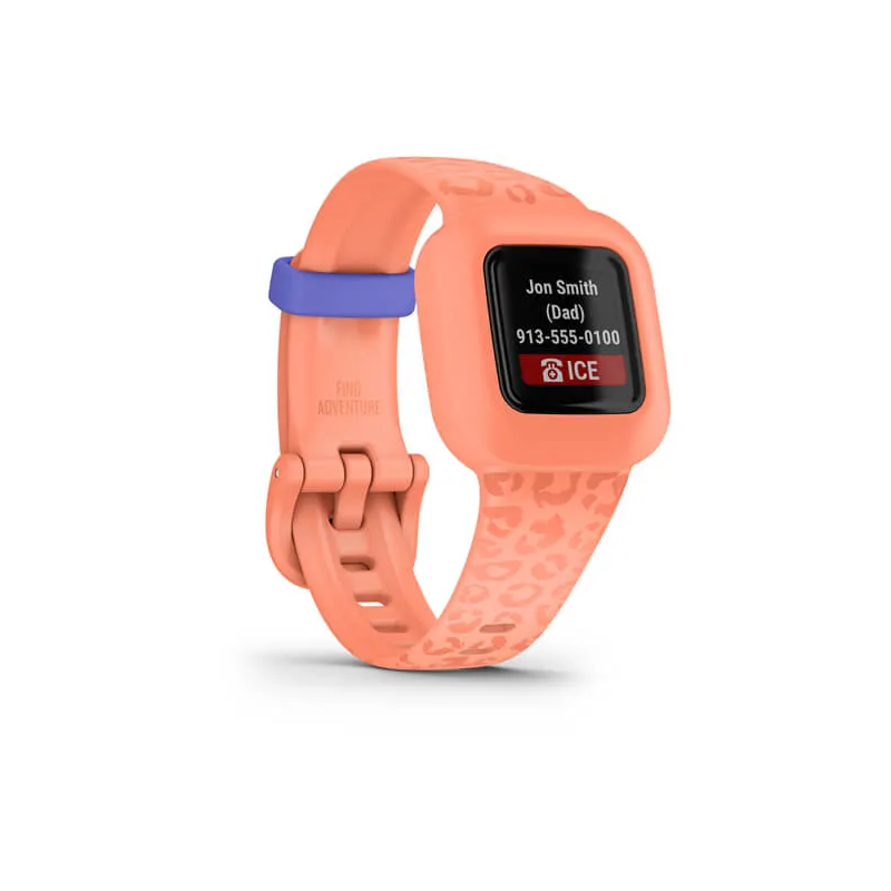 Koralowy smartwatch z czarnym ekranem wyświetlającym dane kontaktowe.