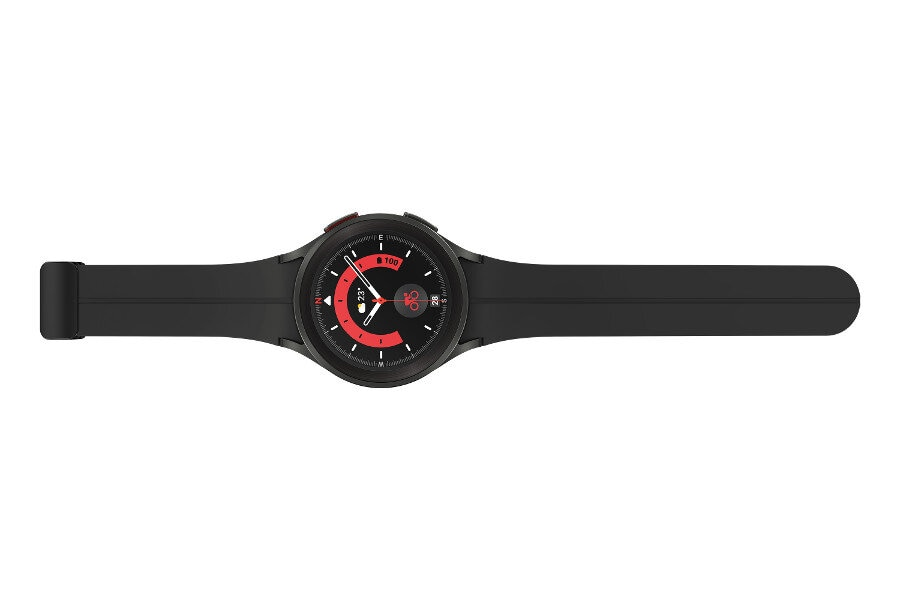 Czarny smartwatch z czerwonym akcentem na tarczy, na białym tle.
