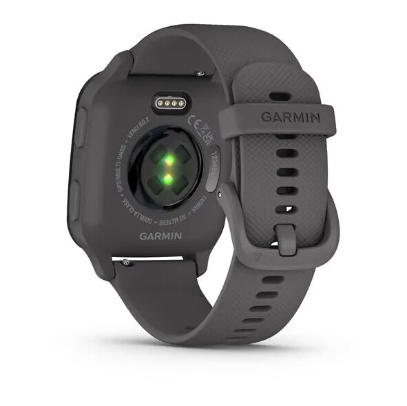 Szary smartwatch Garmin, widok z tyłu. Ma czujnik tętna i szary pasek na białej powierzchni.