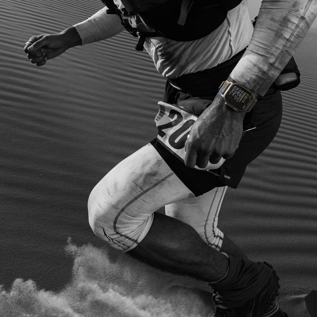 Smartwatch APPLE Watch Ultra GPS + Cellular koperta 49mm z tytanu z opaską Trail M/L w kolorze żółty-beżowy MQFU3WB/A