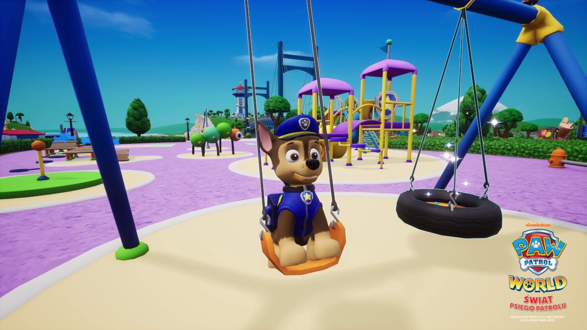 Chase z PAW Patrol na huśtawce na placu zabaw. Inne urządzenia na placu zabaw są w tle.