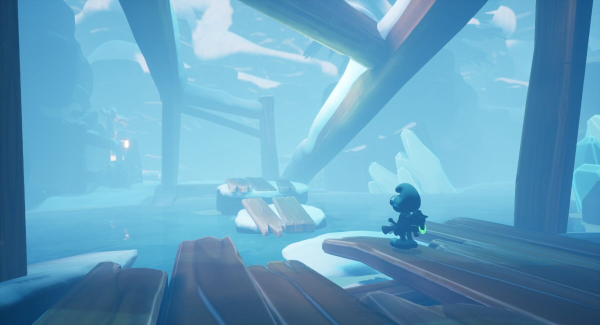Smerfy: Scena z gry Snow Adventure ze Smerfem na drewnianych deskach.