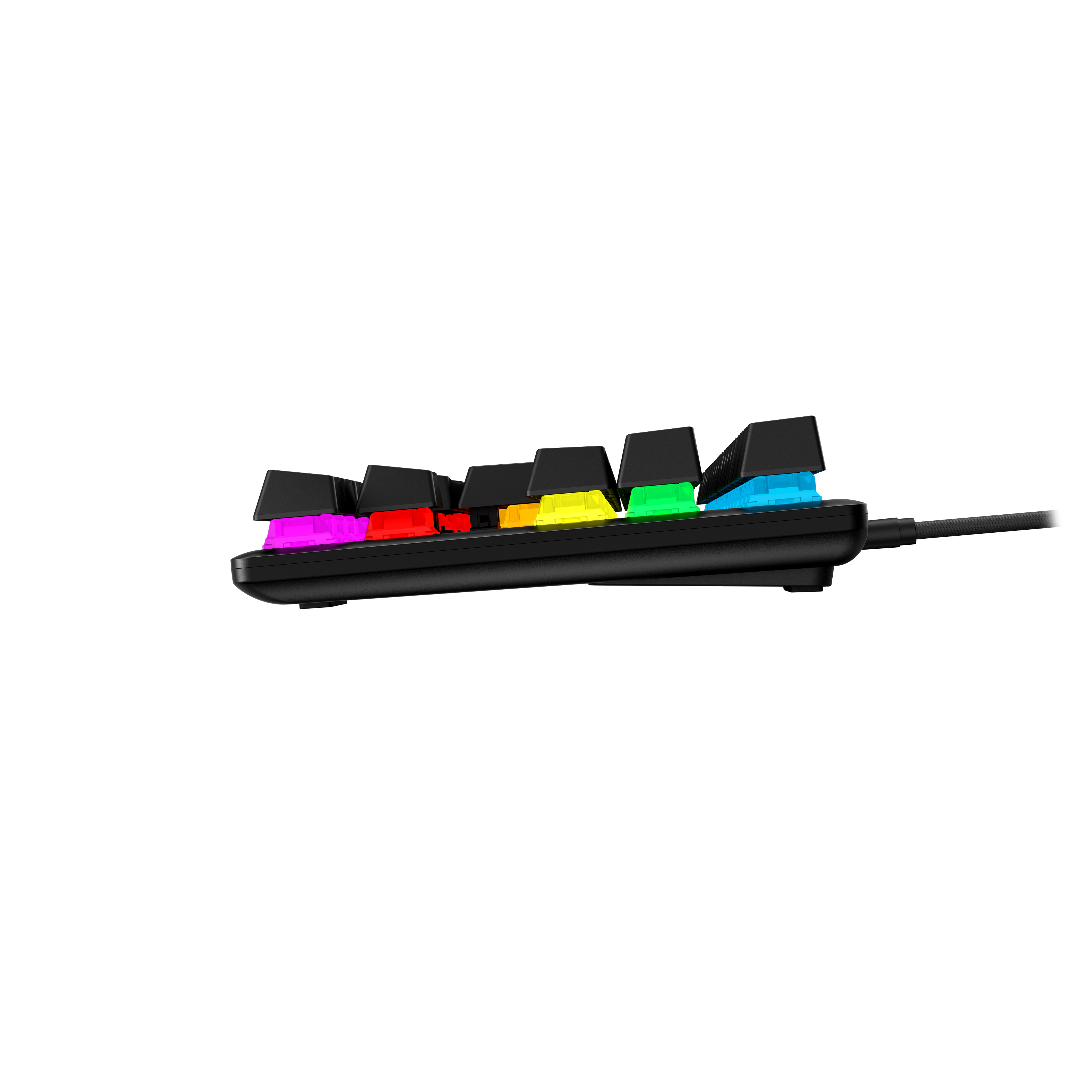 Vista lateral de un teclado mecánico negro con teclas de colores arcoíris, cable conectado.