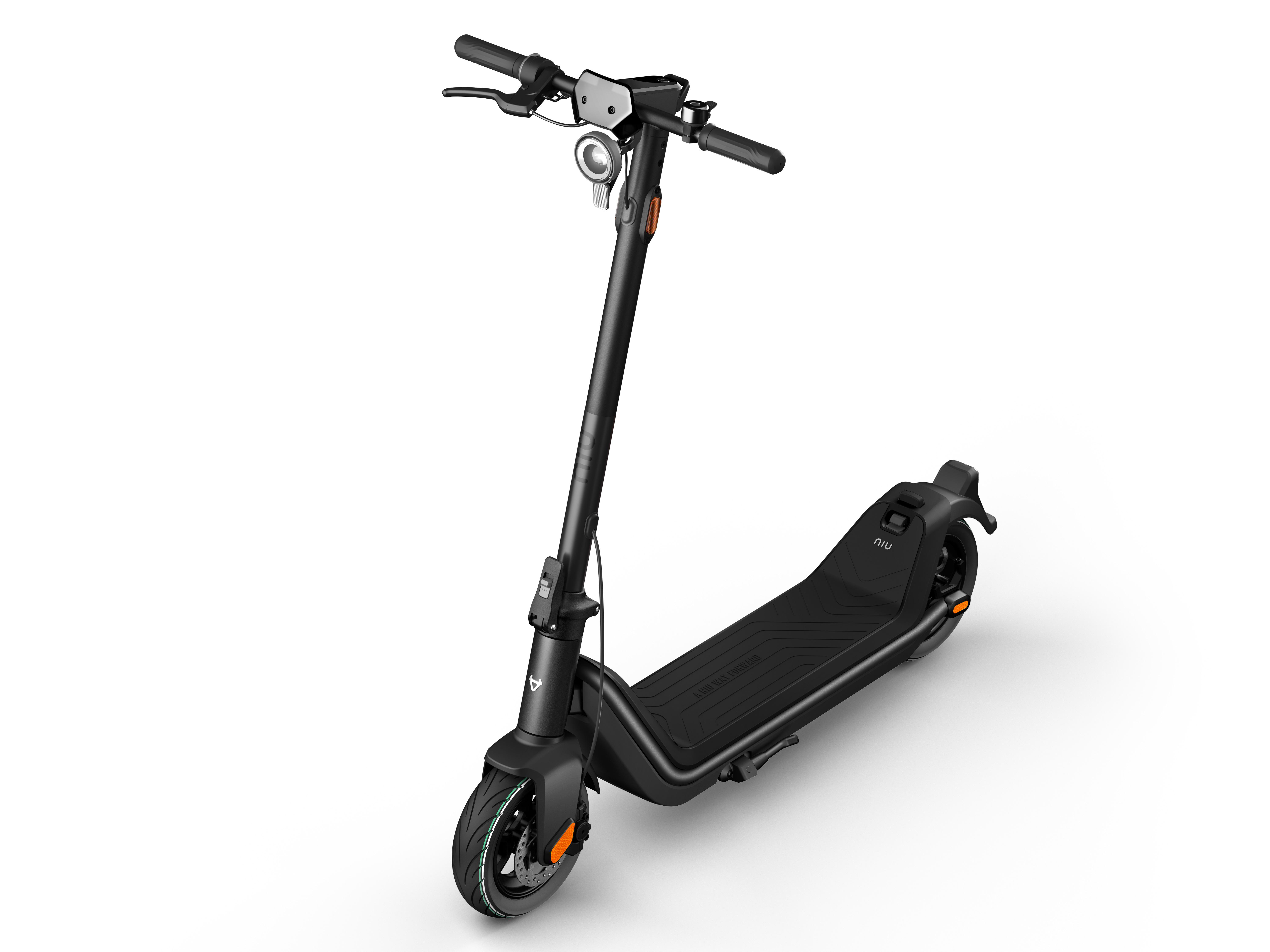 Ein moderner schwarzer E-Scooter nach rechts auf weißem Hintergrund mit hellem Scheinwerfer und Digitaldisplay.