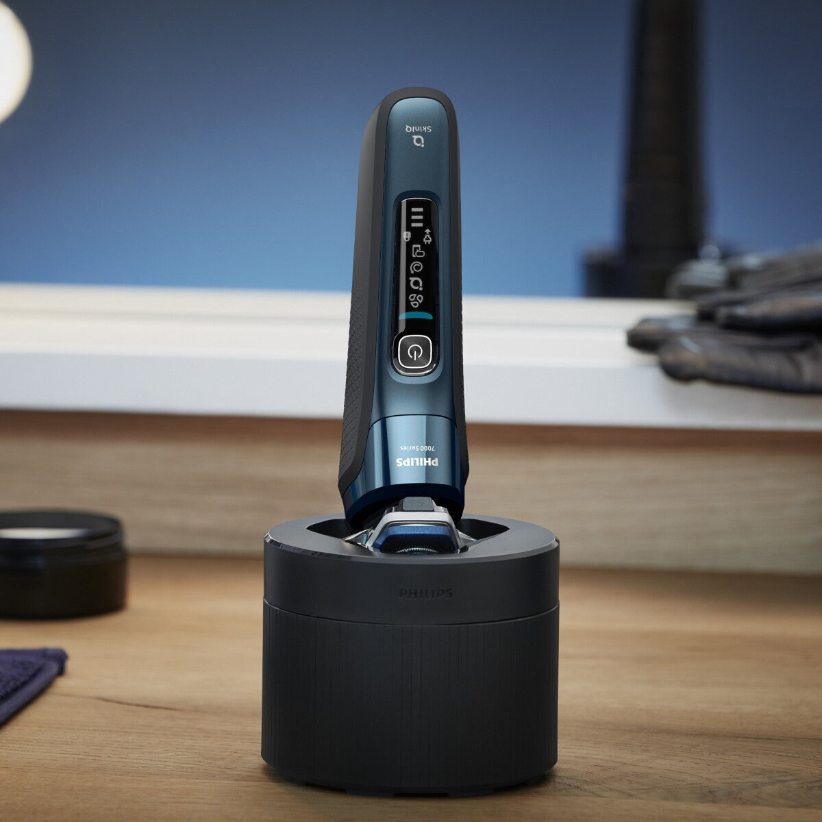 Golarka elektryczna w stojaku. Ciemnoniebieski kolor, z elementami sterującymi.