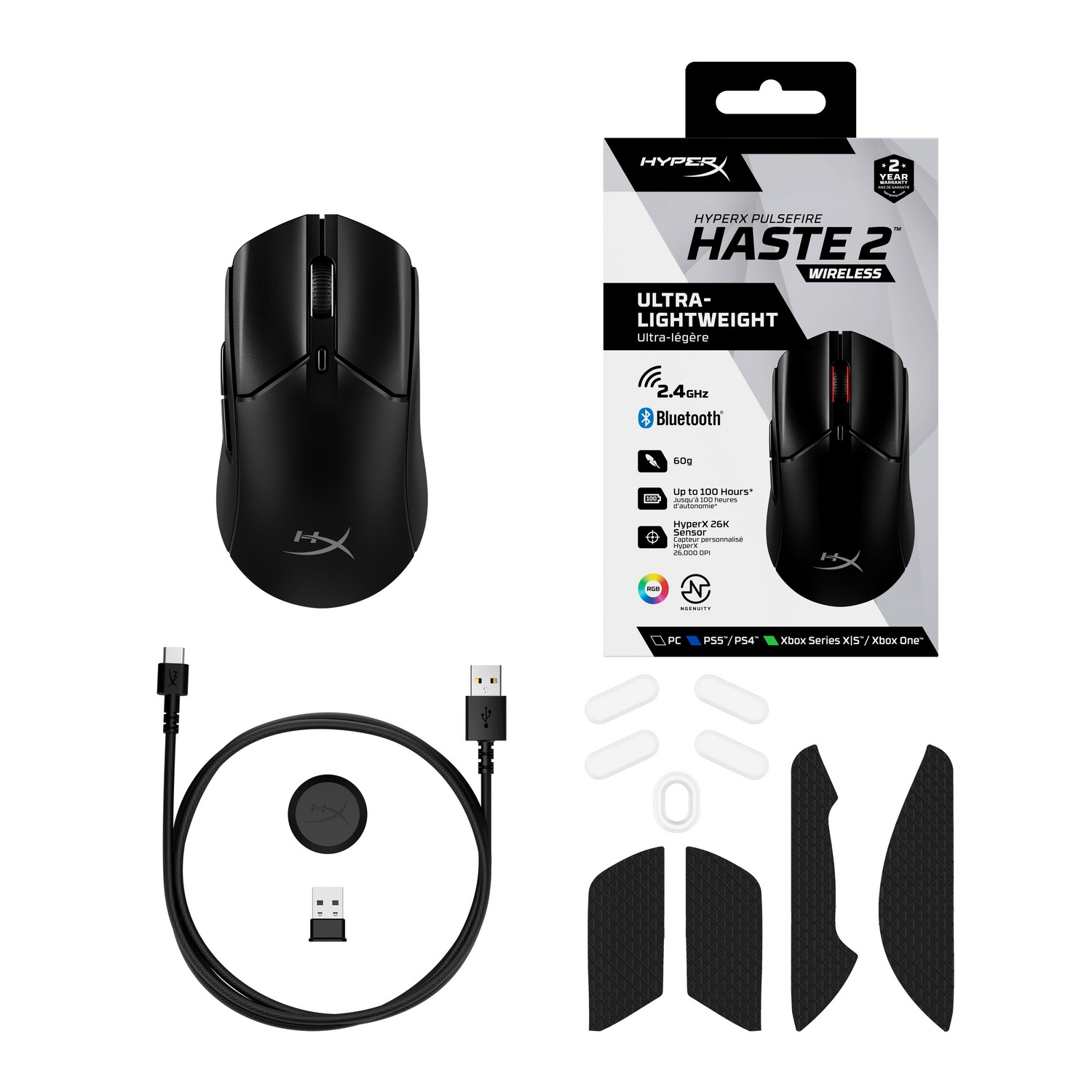 Een zwarte gamingmuis met oplaadkabel en accessoires op een witte achtergrond.