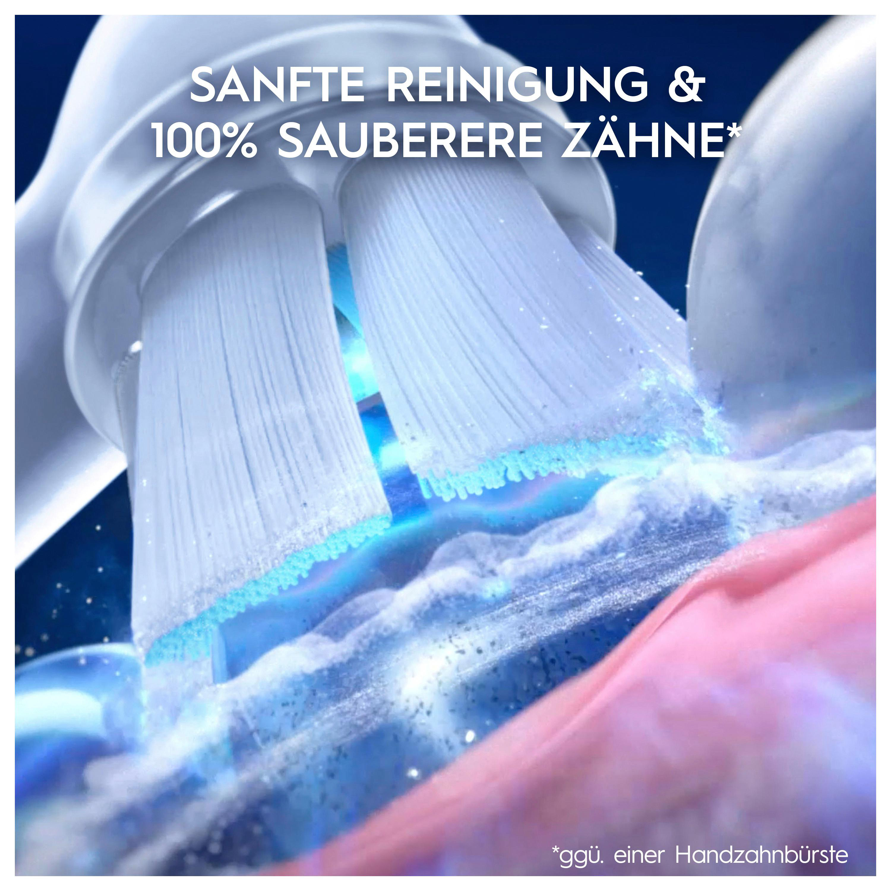 Elektrische Zahnbürste putzt Zähne. Nahaufnahme der Borsten und Zähne mit Schaum.