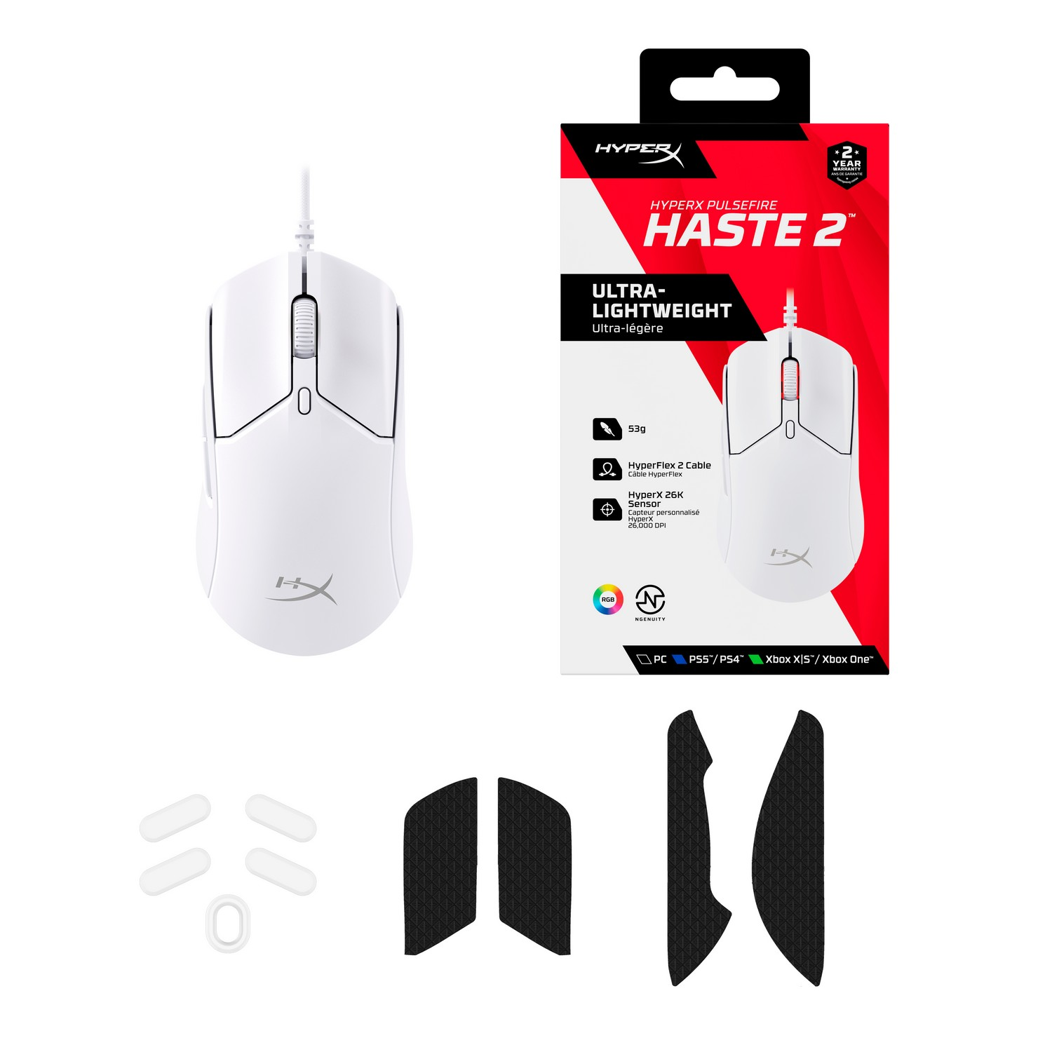 Une souris de jeu blanche HyperX Pulsefire Haste 2, une boîte et des accessoires sont affichés sur une surface blanche. La souris est filaire.