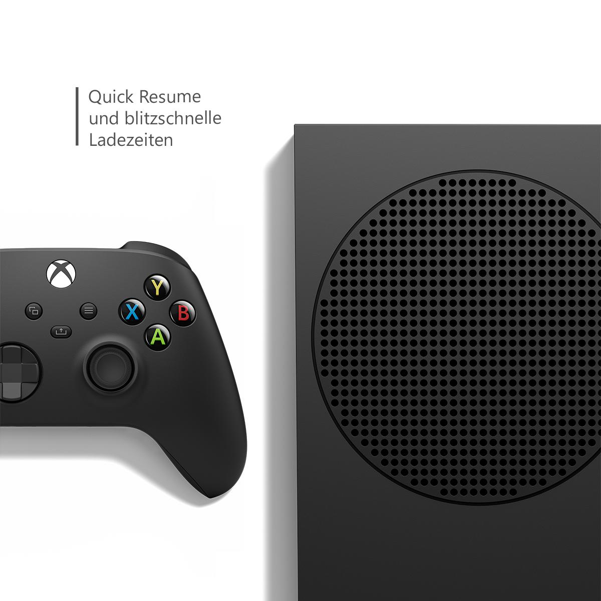 Schwarzer Xbox-Controller neben schwarzer Xbox Series S Konsole.