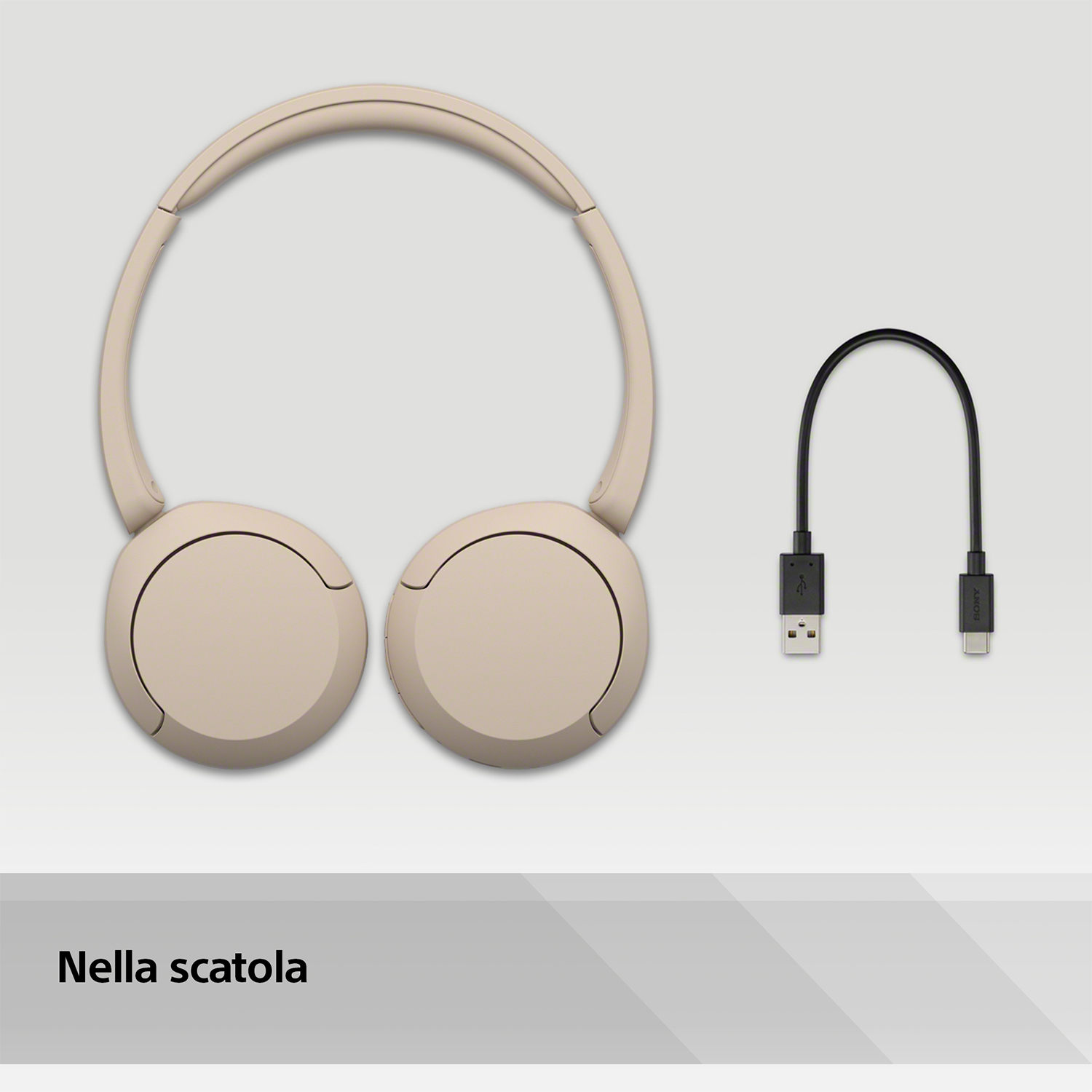 Una piccola fotocamera grigio scuro su sfondo bianco.