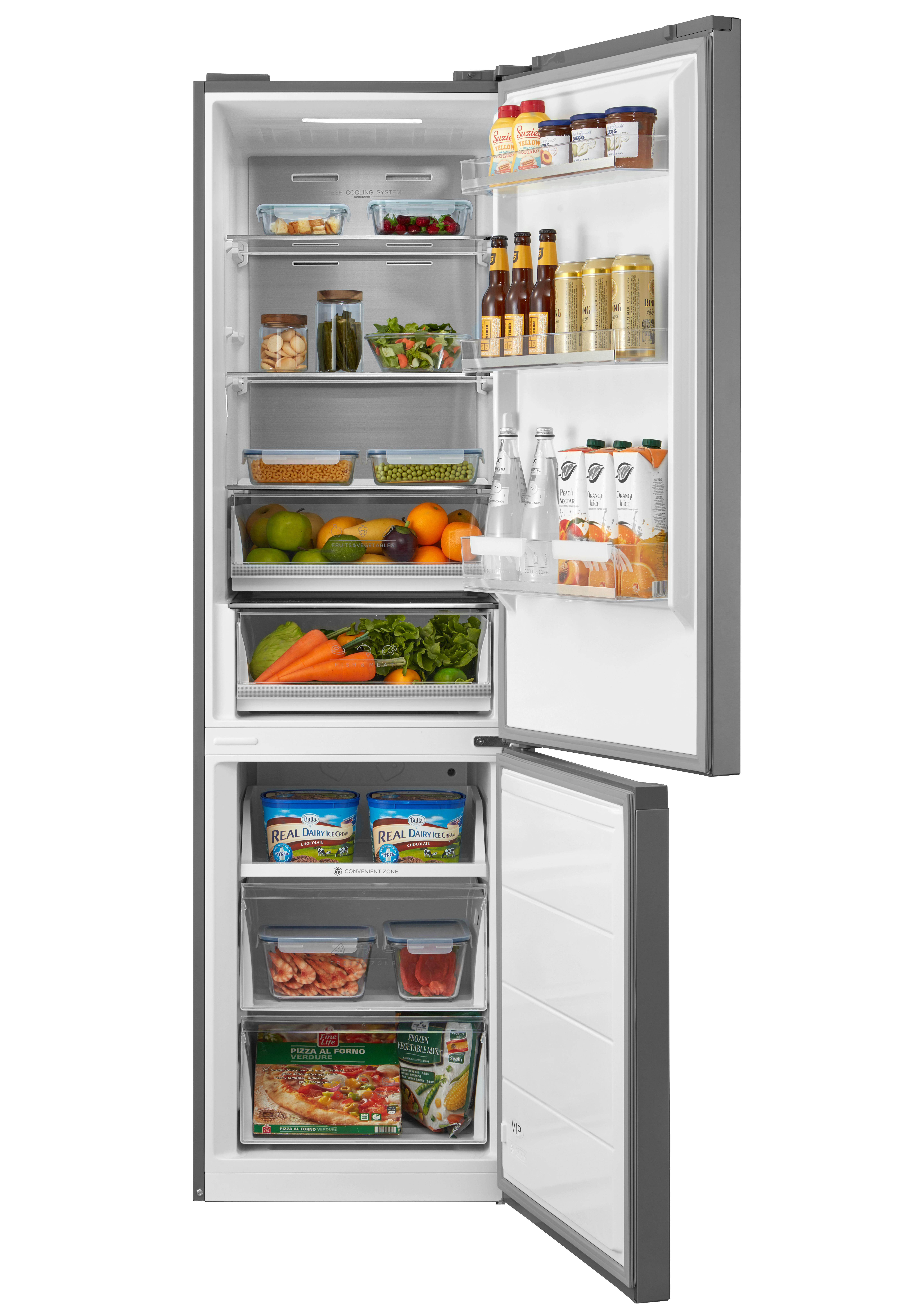 Ein Kühlschrank mit offener Tür, zeigt Inhalte wie Obst, Gemüse und Getränke.