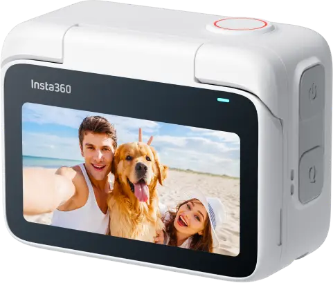Weiße Insta360-Kamera, die einen Mann und eine Frau mit Hund am Strand zeigt.