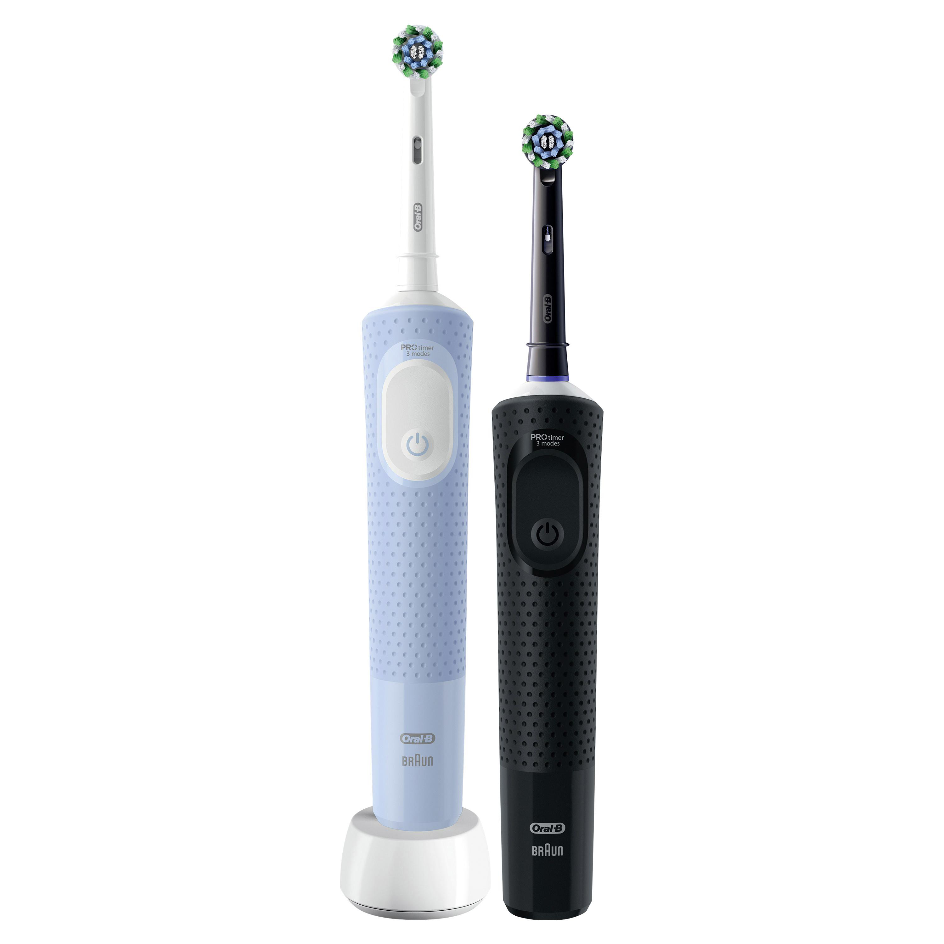 Zwei elektrische Zahnbürsten, eine blaue und eine schwarze, mit Ladestation und Bürstenköpfen.