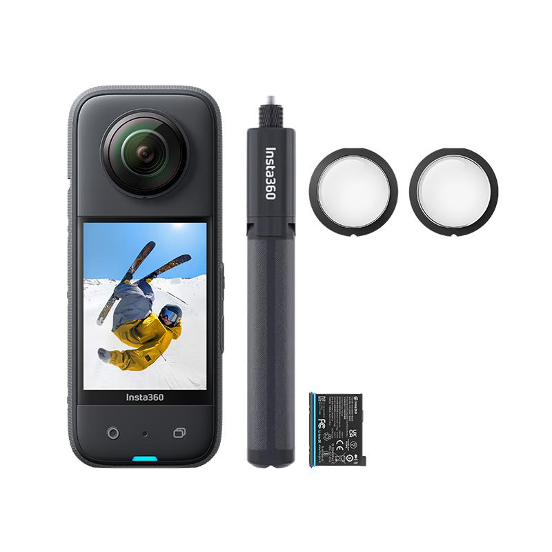 Insta360 Kamera-Kit: 360-Grad-Kamera, Selfie-Stick, Objektivschutz und Akku, alles auf weißem Hintergrund.