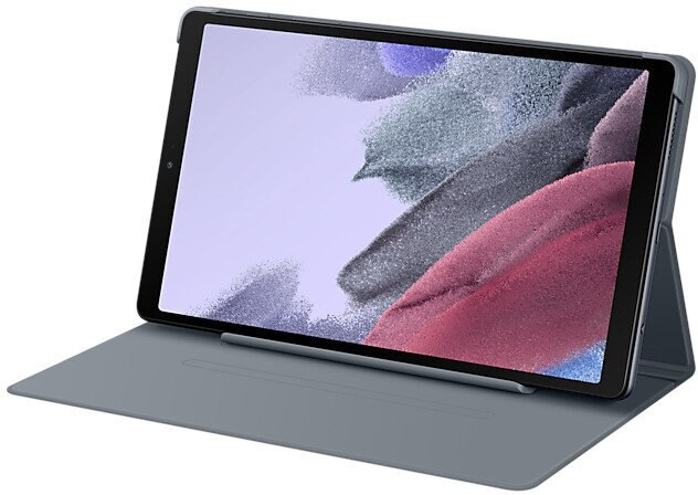 Tablet z etui, wyświetlany na jasnoniebieskiej okładce na biurku.